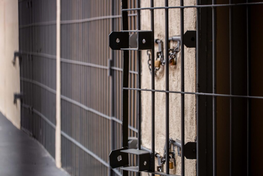 ccj-da-alerj-aprova-restricao-a-saidinhas-e-fim-das-visitas-intimas