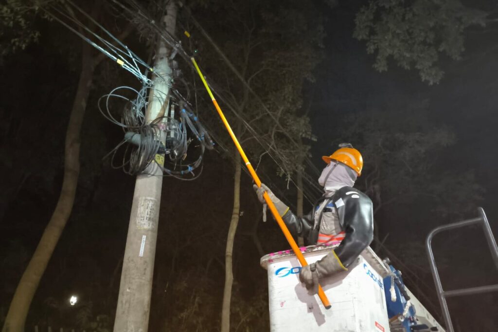 enel-remove-cabos-de-postes-nos-jardins,-em-sao-paulo