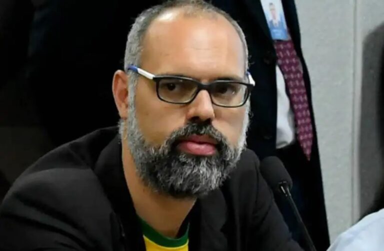 allan-dos-santos-participa-de-vigilia-bolsonarista-e-agradece-a-frei-gilson