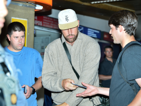 noivo-de-taylor-swift,-travis-kelce-chega-ao-brasil-e-atrai-multidao