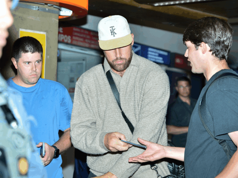 noivo-de-taylor-swift,-travis-kelce-chega-ao-brasil-e-atrai-multidao