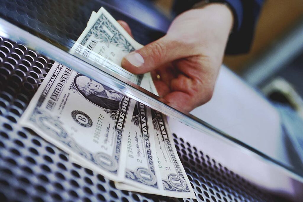 dolar-abre-em-alta-com-dados-de-emprego-nos-eua-e-tarifaco-no-radar