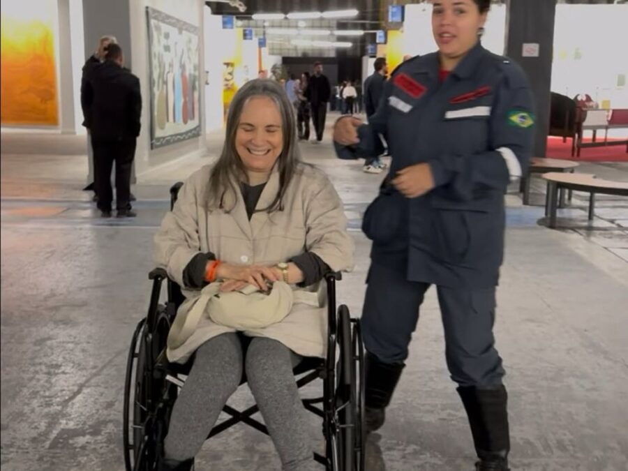 Regina Duarte deixar evento em cadeira de rodas em SP e explica motivo