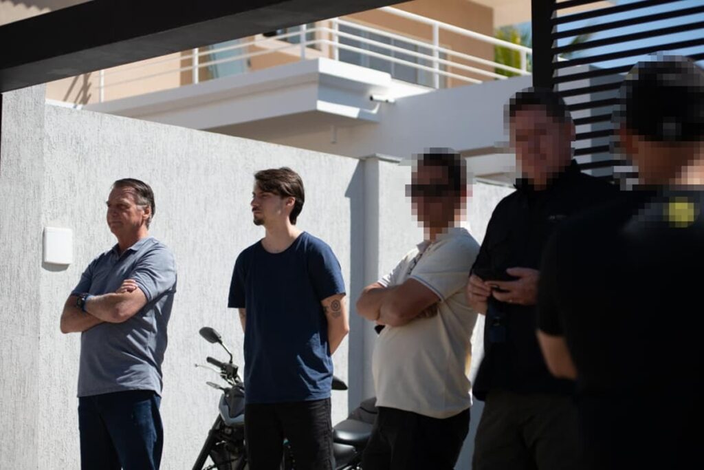 vigiado-por-policiais,-bolsonaro-aparece-no-jardim-junto-a-jair-renan