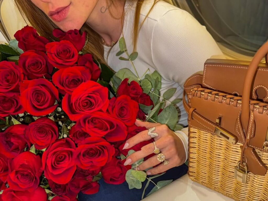 virginia-surge-em-jatinho-e-compartilha-buque-recebido-apos-flagra-com-vini-jr.