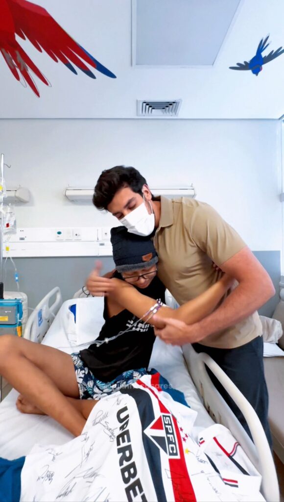 julinho-casares-visita-jovem-em-tratamento-contra-leucemia-e-leva-presente-do-sao-paulo