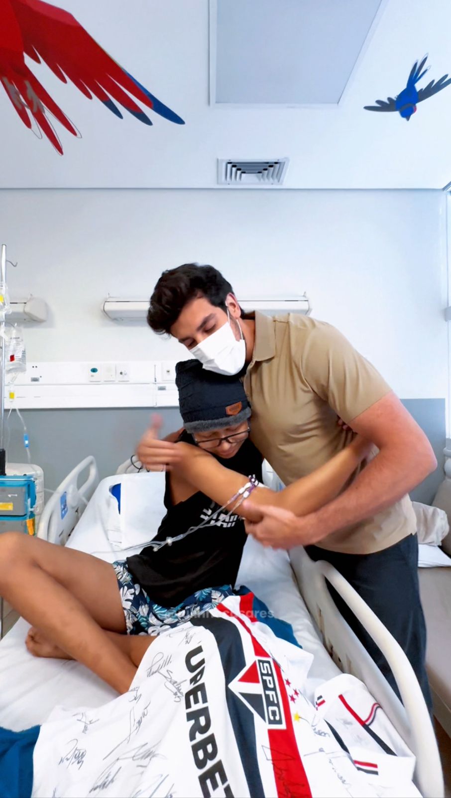 Julinho Casares visita jovem em tratamento contra leucemia e leva presente do São Paulo