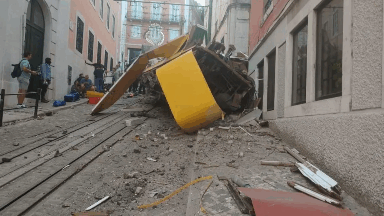 turista-lanca-filho-pela-janela-para-salva-lo-de-acidente-em-bonde-de-lisboa