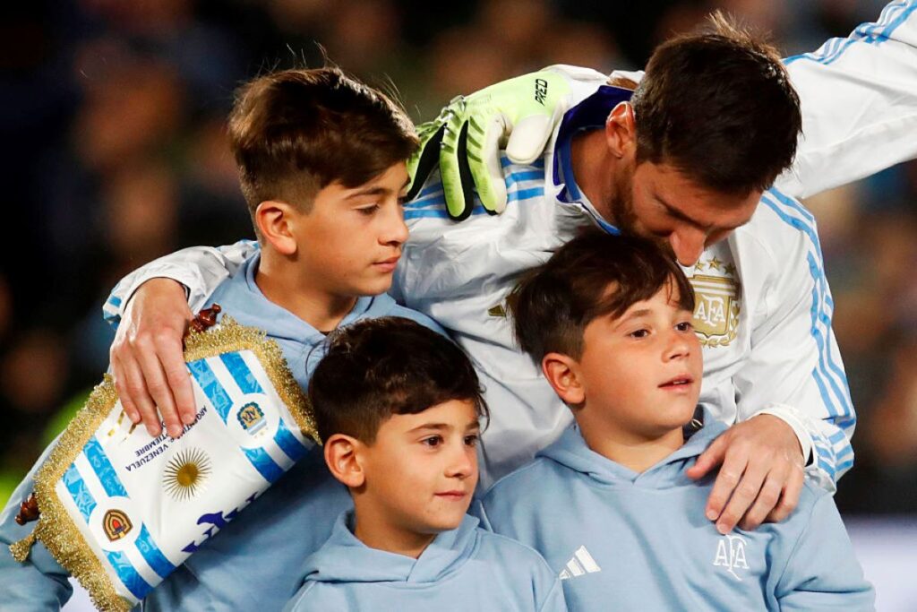 eliminatorias:-messi-se-emociona-em-ultimo-jogo-em-casa-pela-argentina