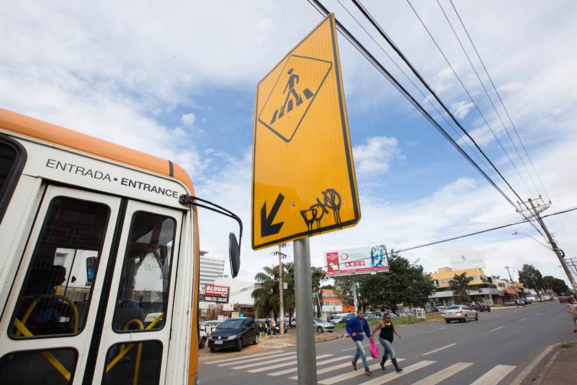 menina-e-atropelada-por-onibus-escolar-no-df,-e-e-intubada-em-hospital