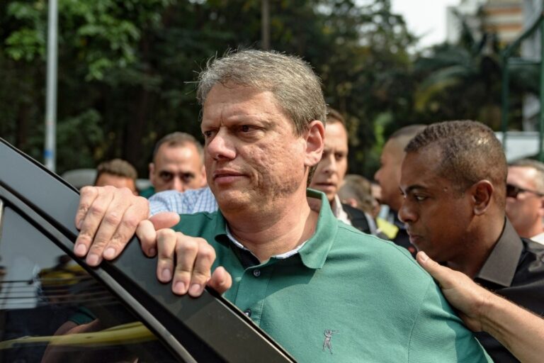 por-ora,-sai-de-cena-trump-como-advogado-de-bolsonaro-entra-tarcisio.