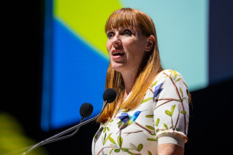 vice-primeira-ministra-britanica-renuncia-apos-escandalo-de-sonegacao