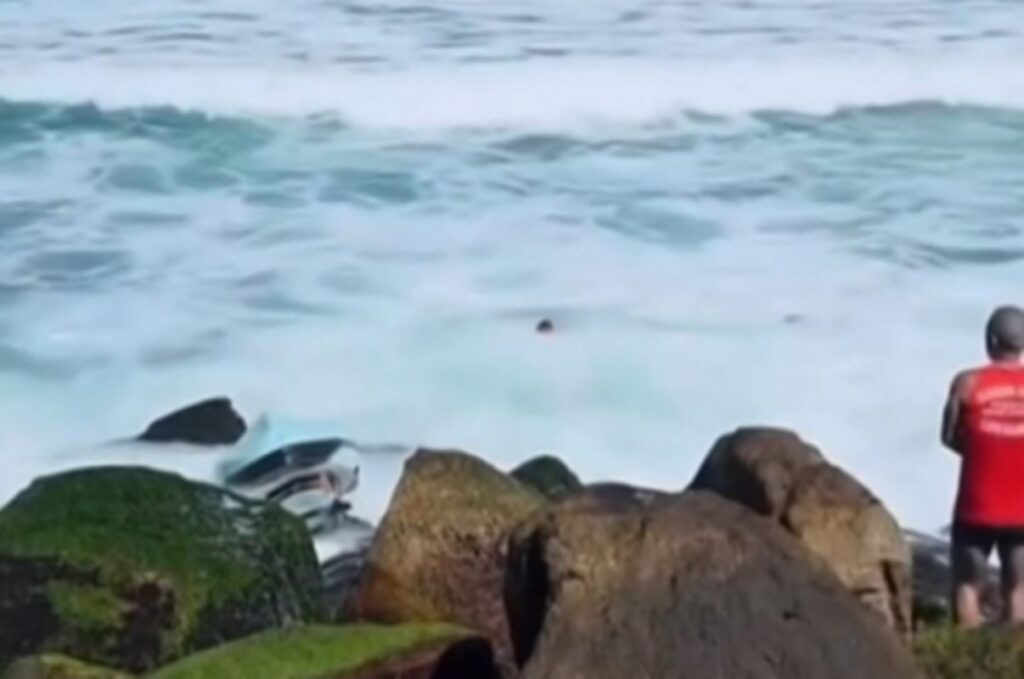 video:-jet-ski-vira-ao-ser-atingido-por-ondas-e-casal-cai-no-mar-no-rj
