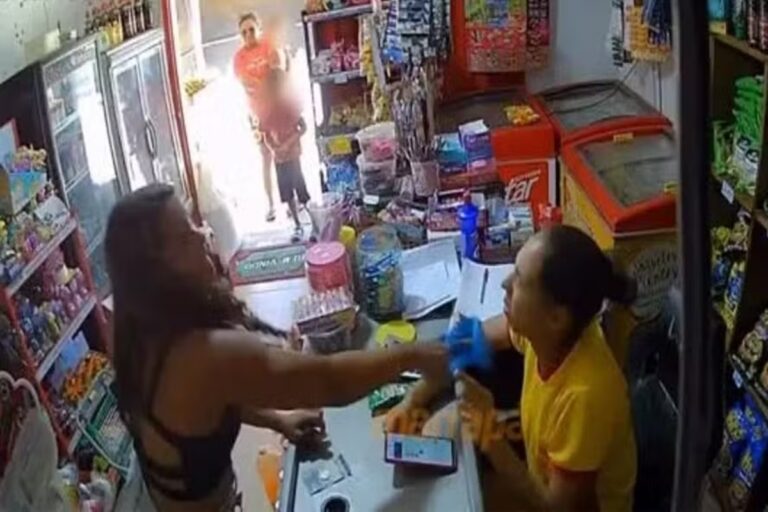 mulher-da-chinelada-em-atendente-apos-filho-gastar-r$-10-em-mercado;-video