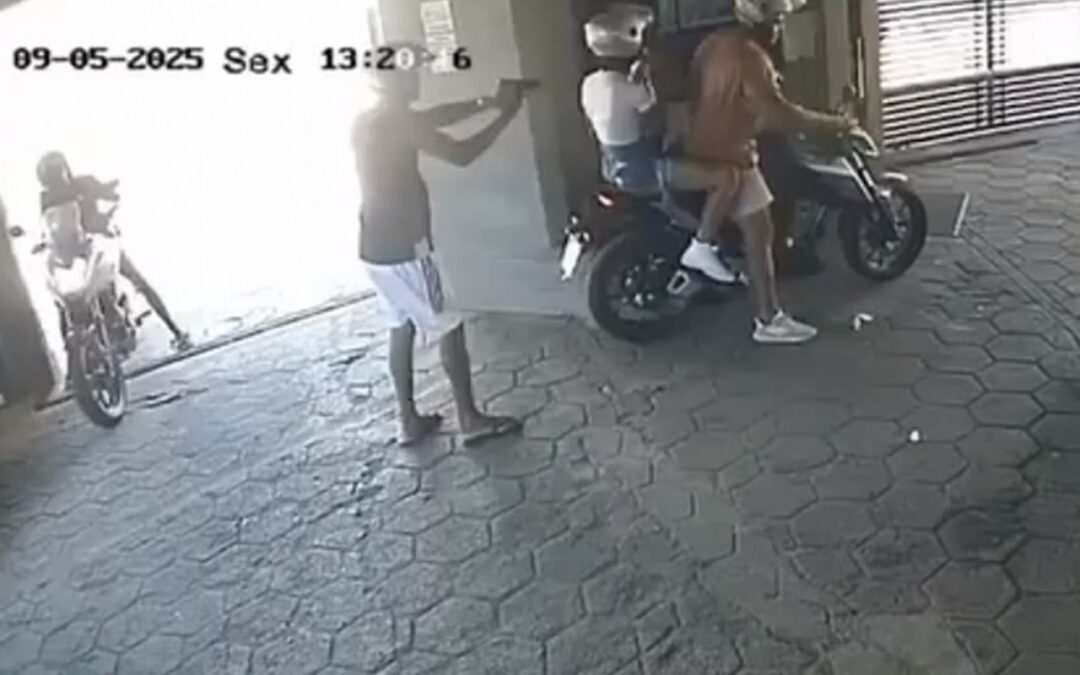 Vídeo: casal vai a motel, sofre assalto, fica a pé e perde a transa