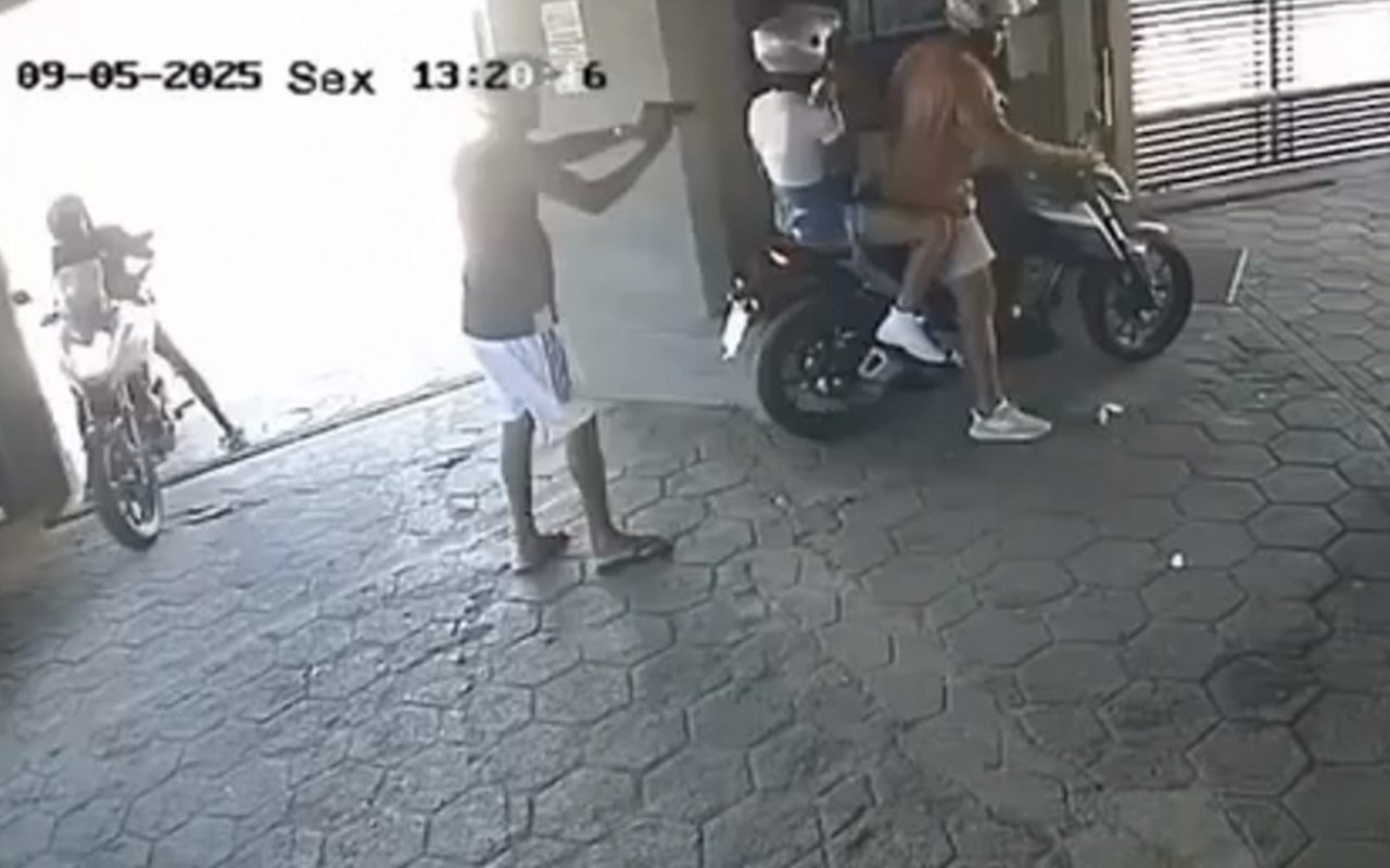 video:-casal-vai-a-motel,-sofre-assalto,-fica-a-pe-e-perde-a-transa