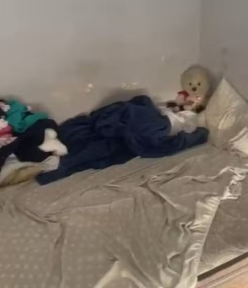 pais-sao-presos-por-manter-filha-de-6-anos-em-carcere,-sem-aprender-a-mastigar-ou-sair-de-casa