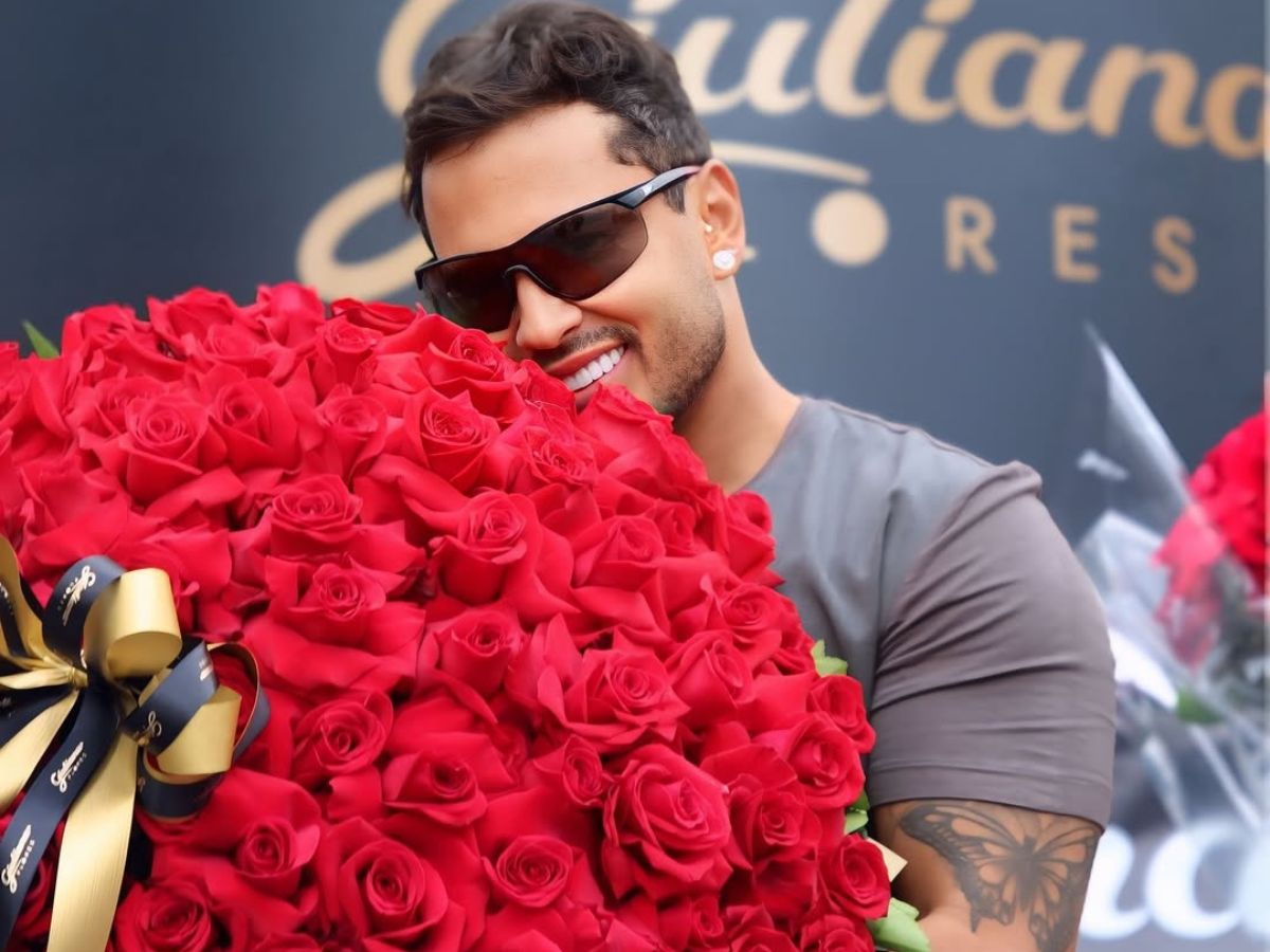 Separado de Carlinhos, Lucas Guimarães recebe buquê de rosas gigantes e exibe cartão