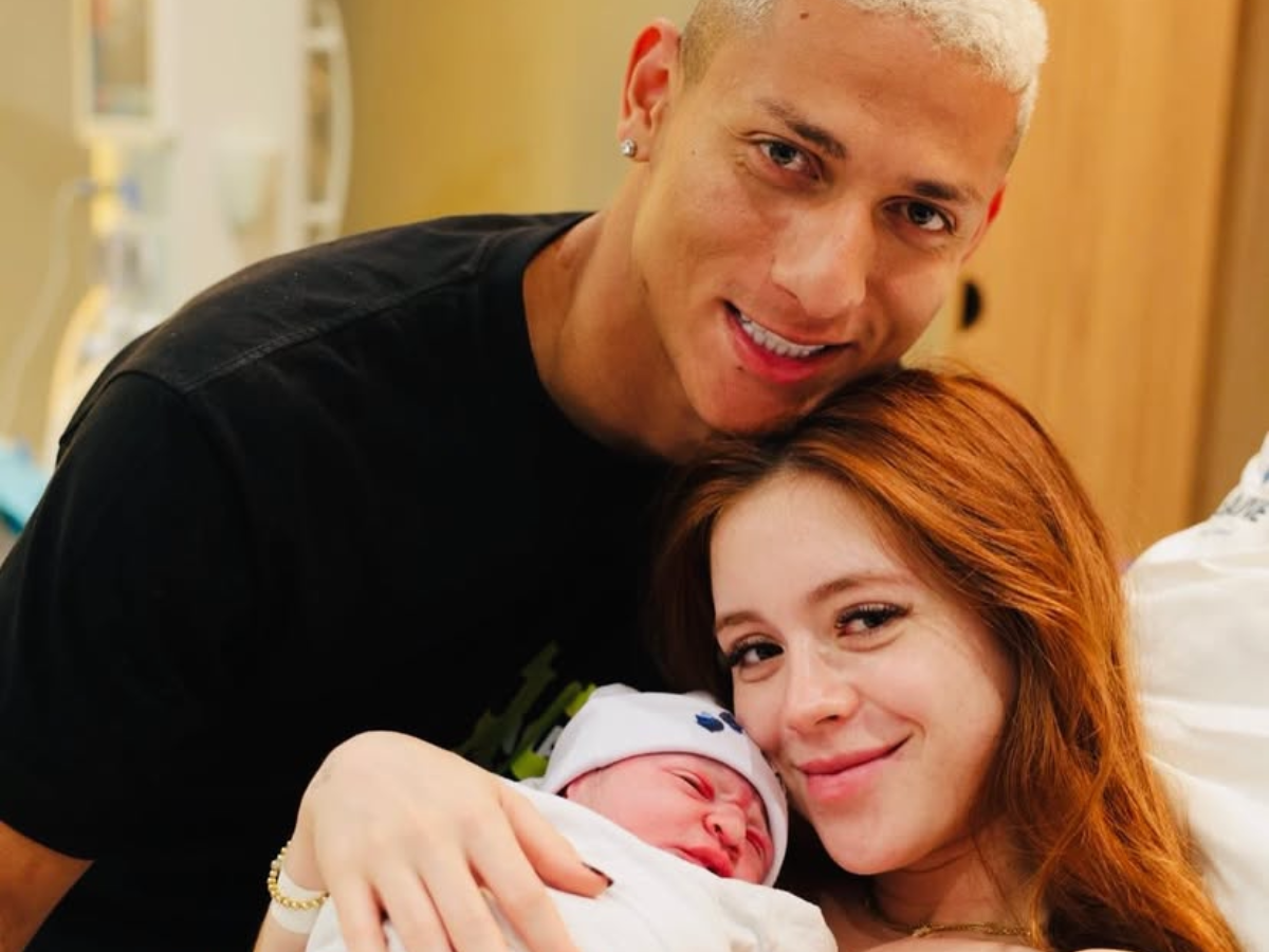 Namorada de Richarlison rebate críticas por levar o filho de 3 meses para estádio