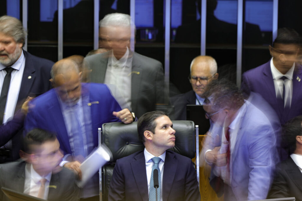 o-duplo-reves-de-hugo-motta-com-a-anistia