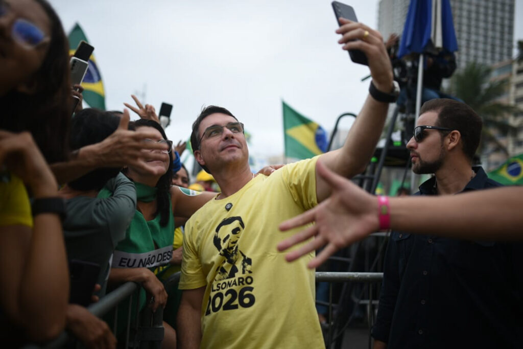flavio-bolsonaro-diz-que-stf-entregara-“cabeca”-de-moraes-na-bandeja