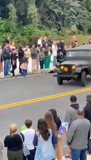 jipe-desgovernado-falha-o-freio-e-atropela-mulheres-em-desfile-de-7-de-setembro-em-sc