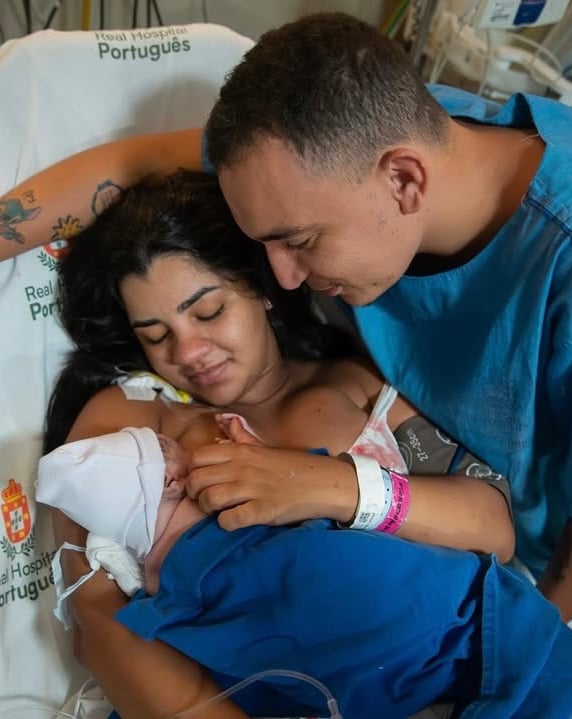joao-gomes-e-ary-mirelle-compartilham-registros-do-parto-de-joaquim;-veja