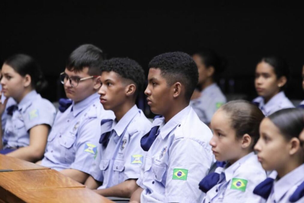 Sem monitores, início de escola cívico-militar é adiado pela 4ª vez
