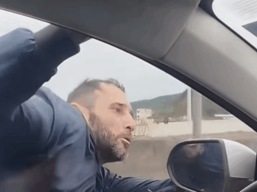 criminoso-fica-pendurado-em-janela-de-carro-em-movimento-em-sc.-veja!