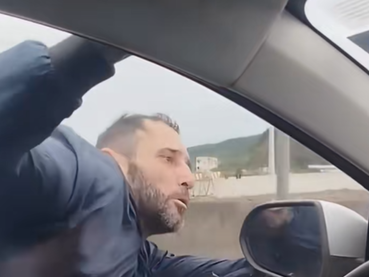 Criminoso fica pendurado em janela de carro em movimento em SC. Veja!