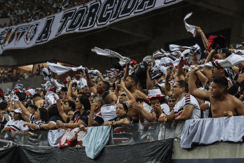 video:-santa-cruz-e-recebido-com-festa-da-torcida-apos-acesso