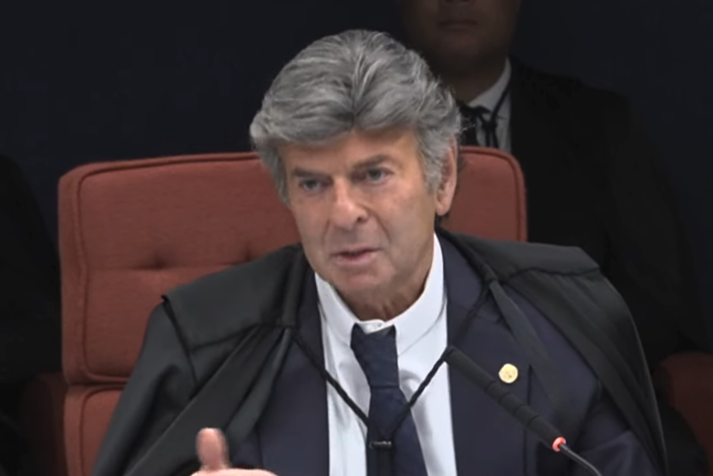 Fux interrompe Moraes e diz que vai se manifestar sobre defesas. Vídeo
