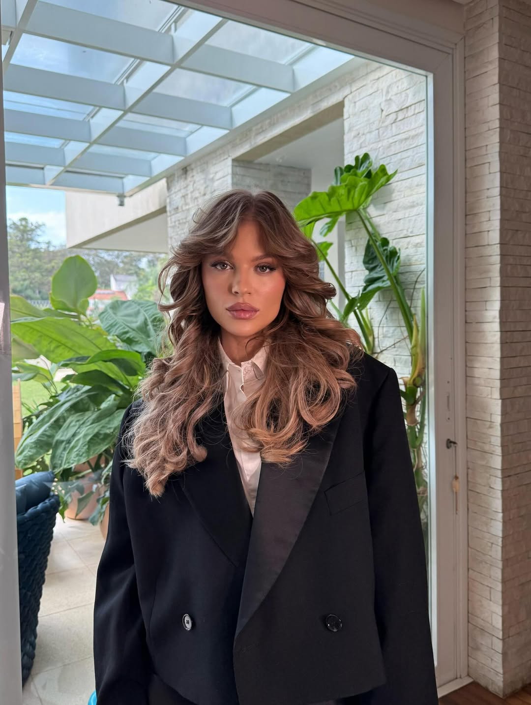 Cabelos mais escuros e franja: Luísa Sonza surpreende com novo visual