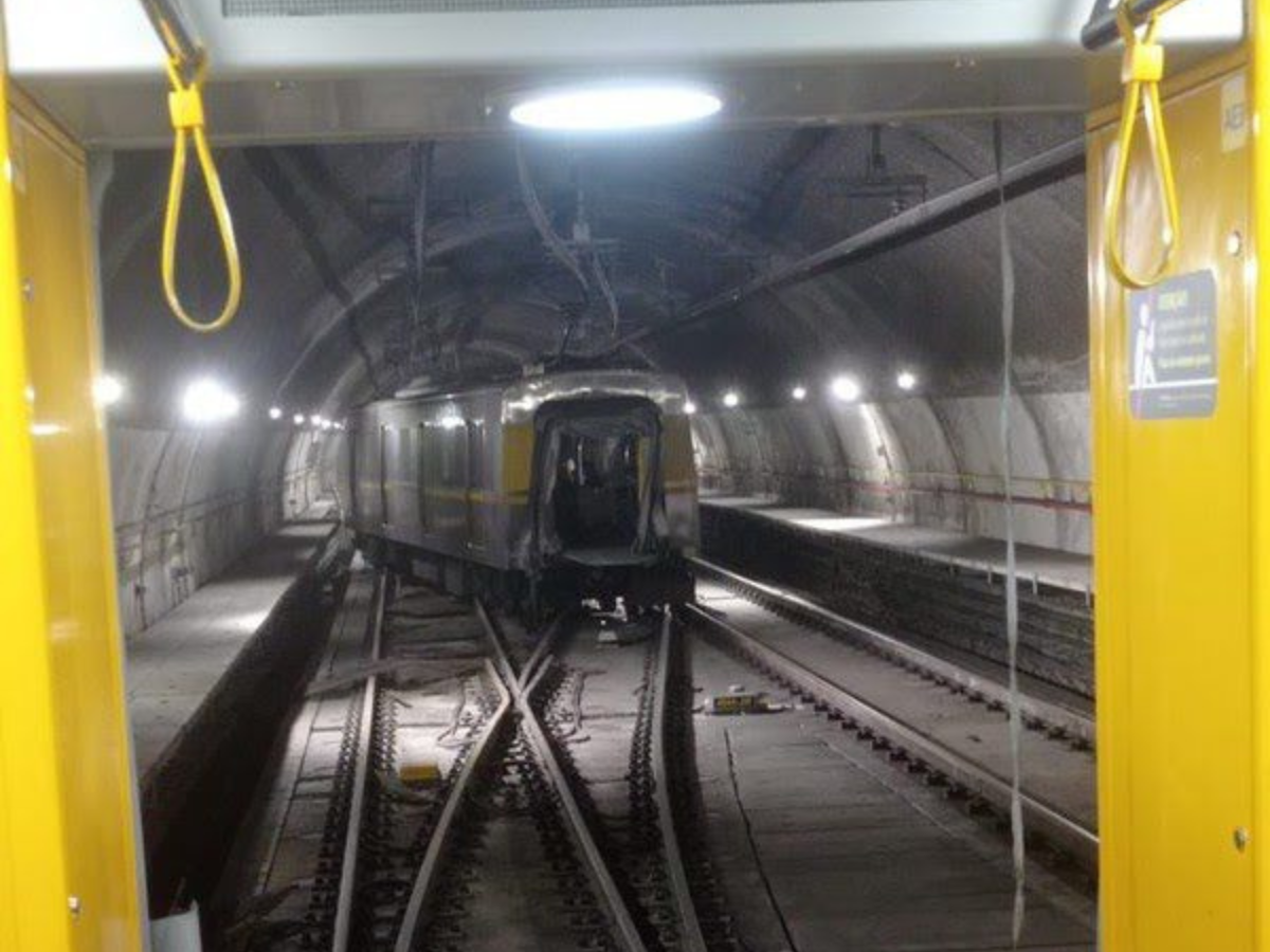 Trem com passageiros se parte ao meio após descarrilar na Linha 4-Amarela em SP