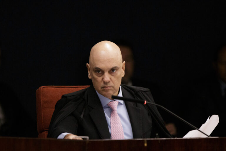 moraes-vota-para-condenar-bolsonaro-e-aliados-por-trama-golpista