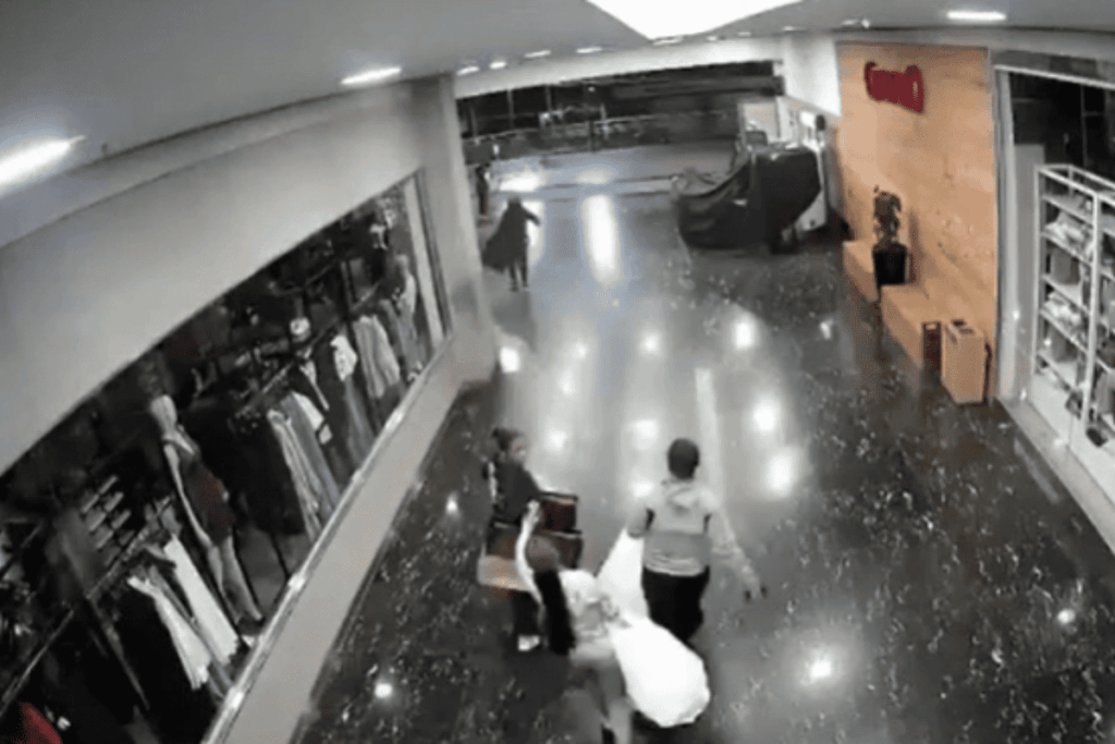 video:-gravida-e-filha-menor-sao-flagradas-furtando-loja-em-shopping
