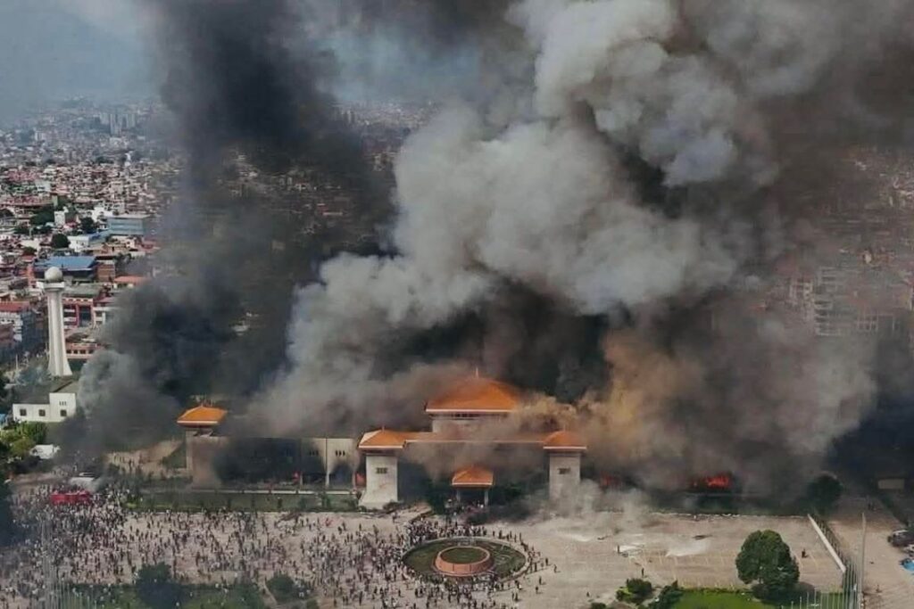 veja-momento-em-que-manifestantes-incendeiam-a-capital-do-nepal.-video