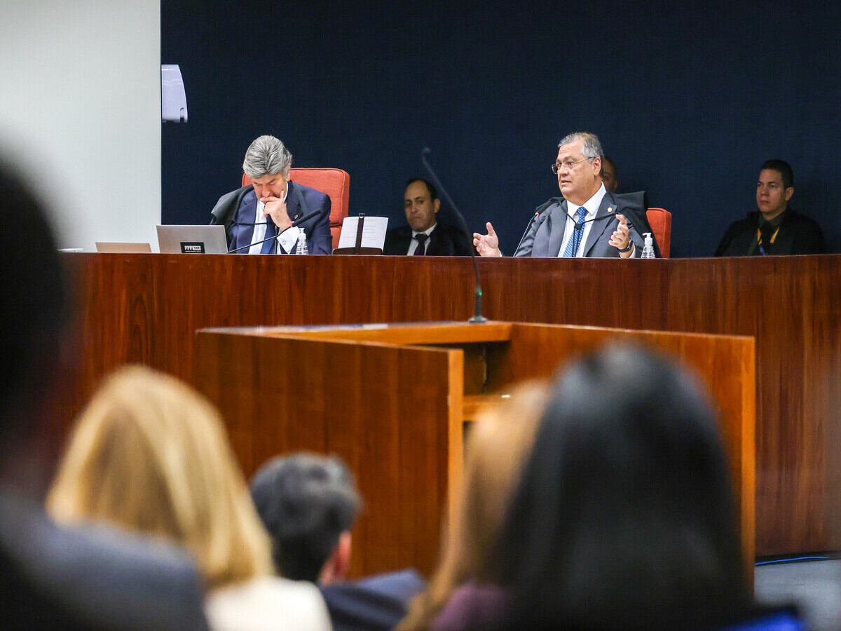 Dino segue Moraes e vota para condenar Bolsonaro por golpe de Estado