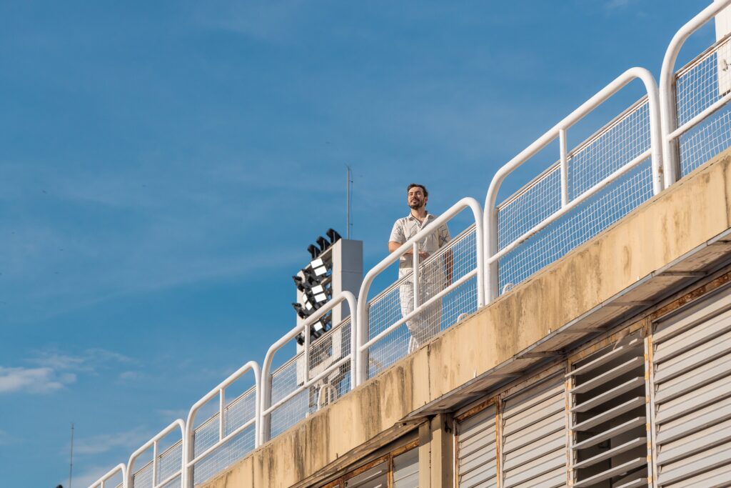 alan-victor-retorna-a-sapucai:-de-volta-ao-camarote-rio-praia-para-o-carnaval-2026