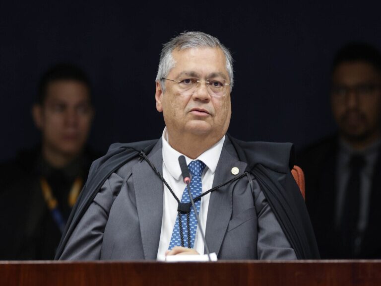 dino-e-moraes-“cutucam”-eduardo-bolsonaro:-“pateta-aparece-com-frequencia”
