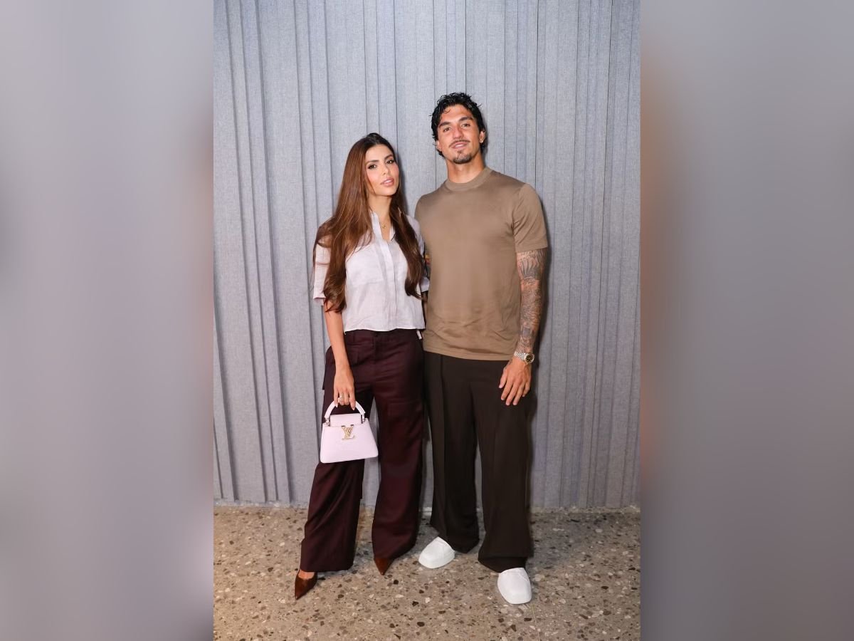 Pombinhos! Medina posa aos beijos com Isabella Arantes, sua nova namorada
