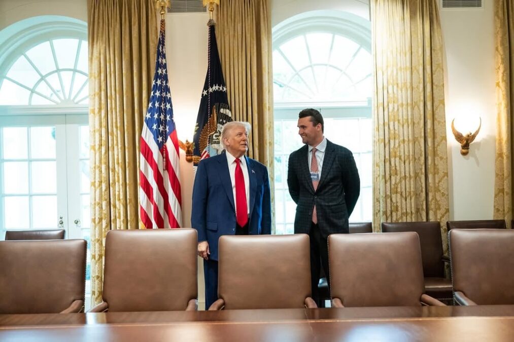 Charlie Kirk, aliado de Trump, é assassinado com um tiro durante palestra