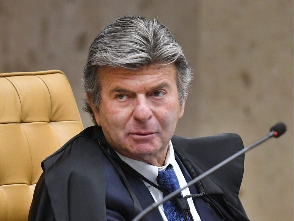 fux-usa-metafora-da-“girafa”-para-explicar-trama-golpista-no-stf