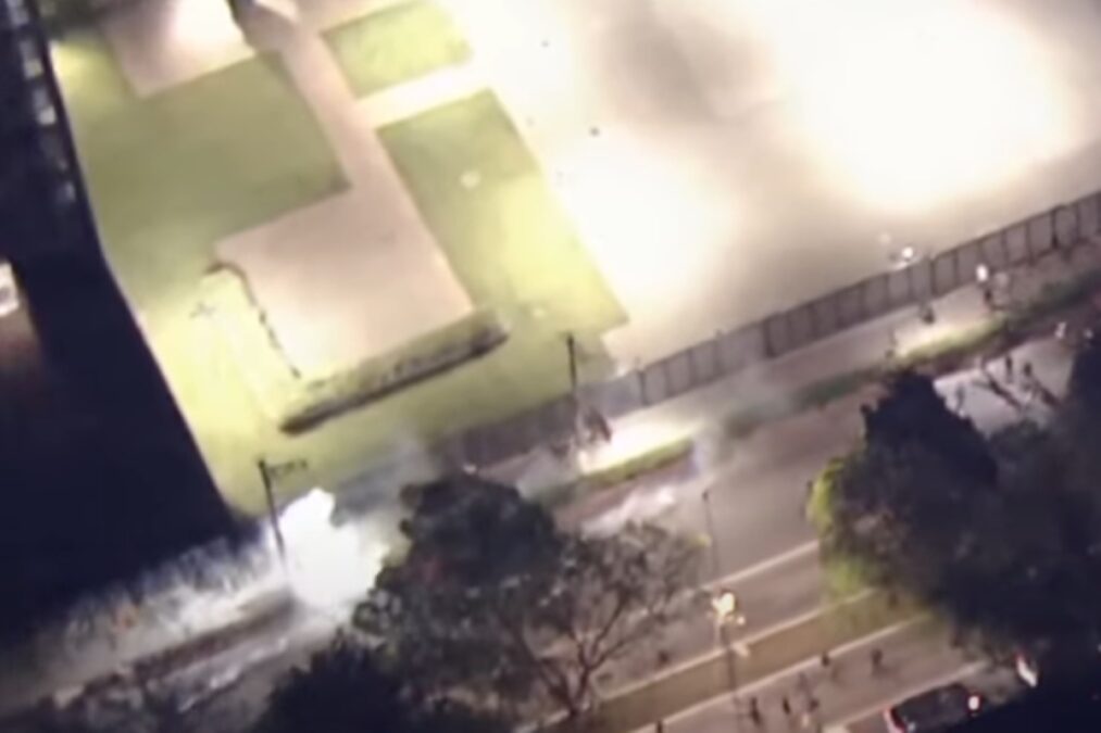 PM usa bomba de gás e dispersa manifestantes na Favela do Moinho
