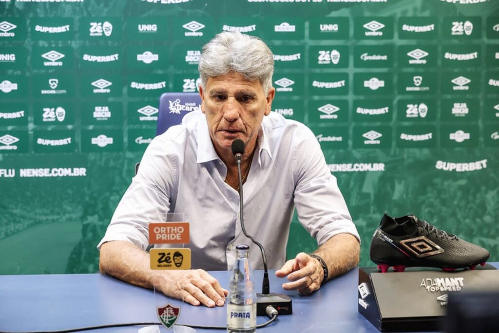 “e-um-monstro”,-renato-gaucho-se-derrete-por-thiago-silva-apos-vitoria