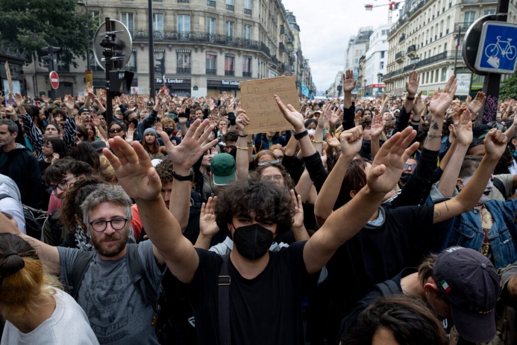 protestos-levam-milhares-as-ruas-na-franca-contra-modelo-politico