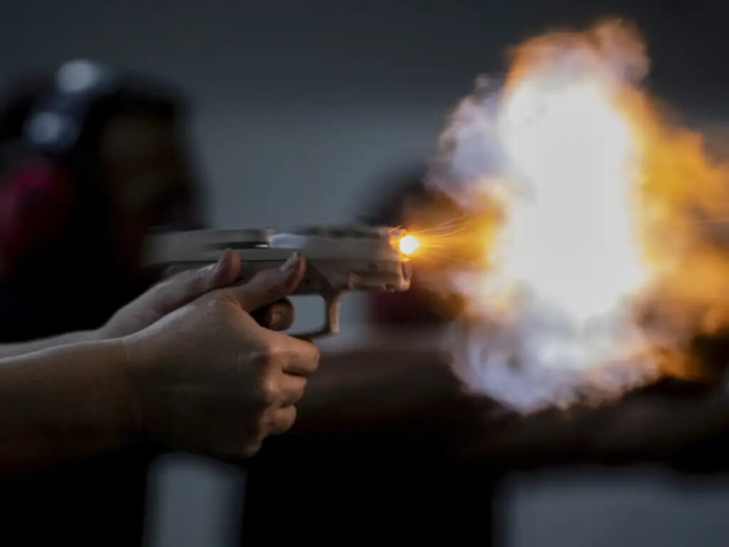 treta-entre-medico-do-df-e-jovem-tem-barraco,-porrada-e-tiro-em-carro