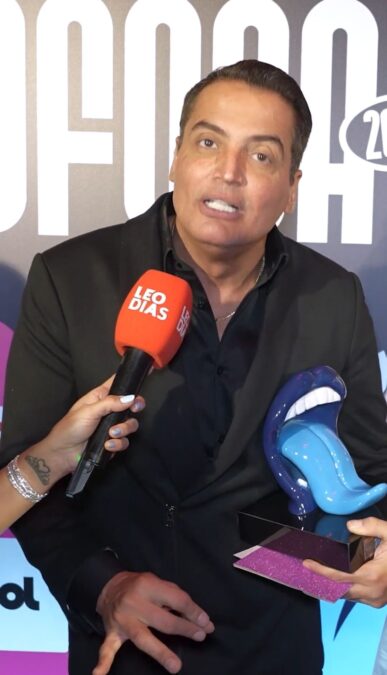 Leo Dias celebra prêmios no Fofoca Awards 2025: “não é meu, é da equipe”