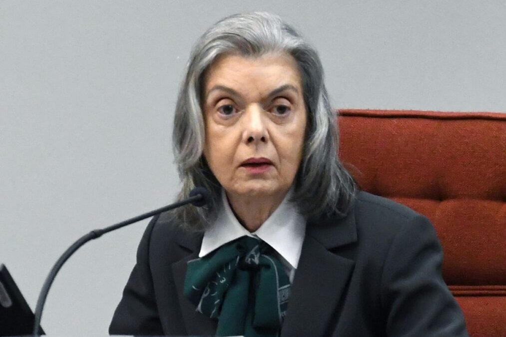 Interrompida por Dino, Cármen reage: “Nós ficamos 2 mil anos caladas”