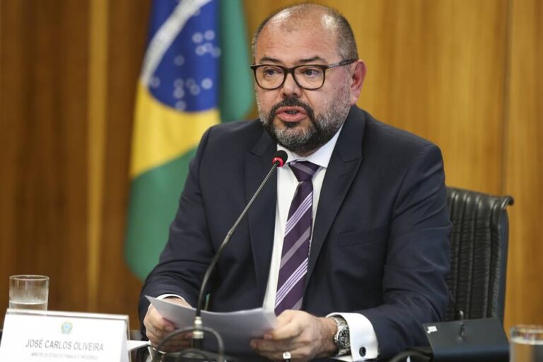 ex-ministro-se-enrola,-e-corrigido-na-cpmi-do-inss-e-ajusta-resposta